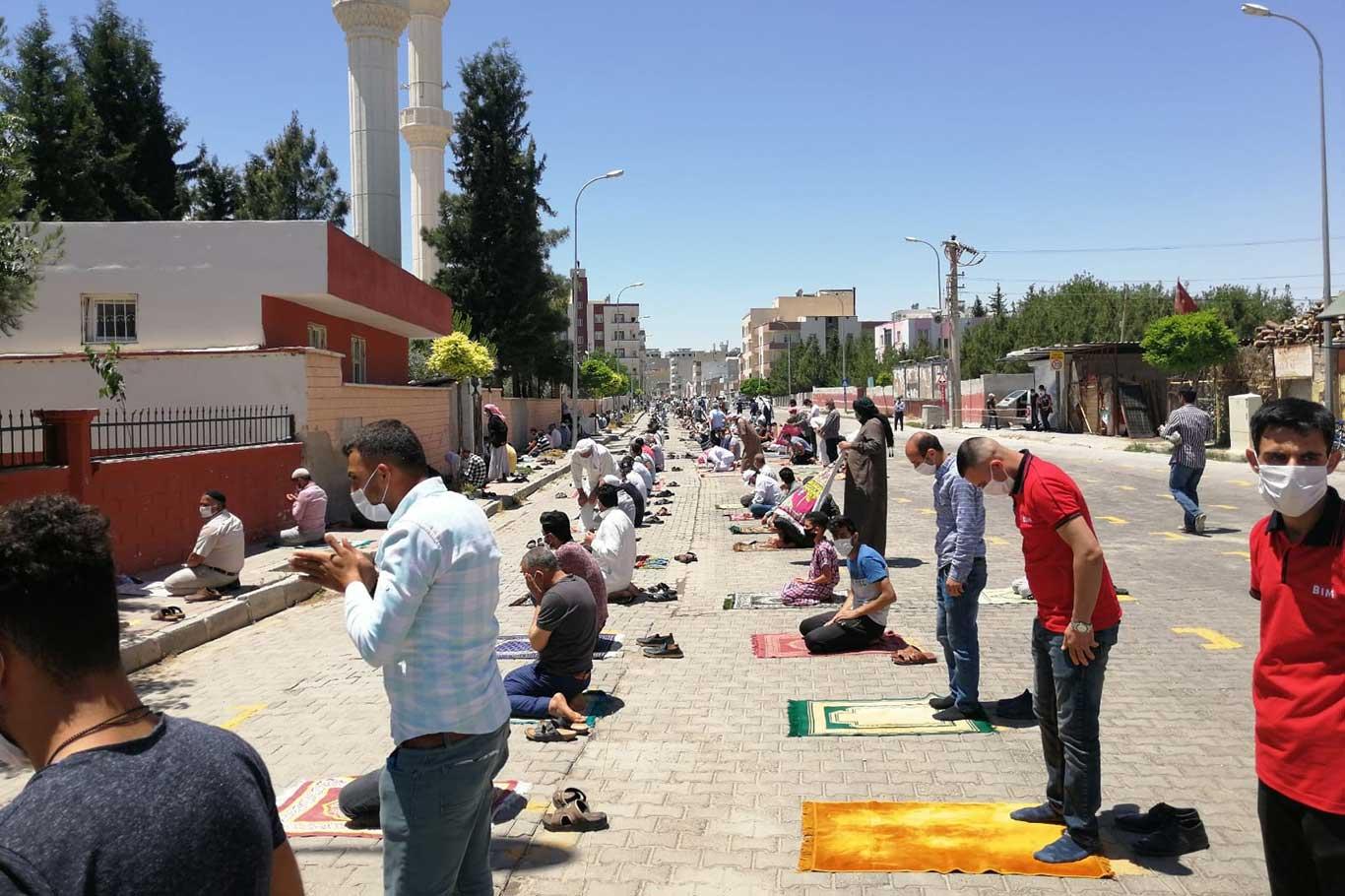 Sınırın sıfır noktası Akçakale'de Cuma heyecanı yaşandı Sınırın sıfır noktası Akçakale'de Cuma heyecanı yaşandı